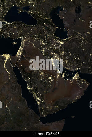 Medio Oriente di notte nel 2012, con l'Arabia Saudita al centro. Questa immagine satellitare mostra urbana e industriale delle luci. Foto Stock