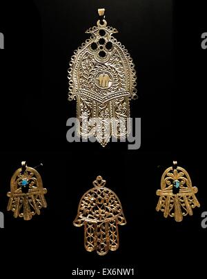 Oro a forma di palma amuleto, noto come la HAMSA in tutto il Medio Oriente e in Africa. Datata xviii secolo Foto Stock