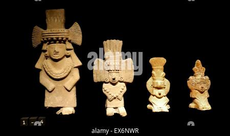 Figurine di pietra di Chalchiuhtlicue, dea azteca di acqua, fiumi e mari, ruscelli, tempeste e il battesimo. Messico. Datata 1325 BC. Foto Stock