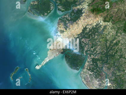 Colore immagine satellitare di Conakry, in Guinea. Immagine presa il 8 maggio 2014 con il satellite Landsat 8 dati. Foto Stock
