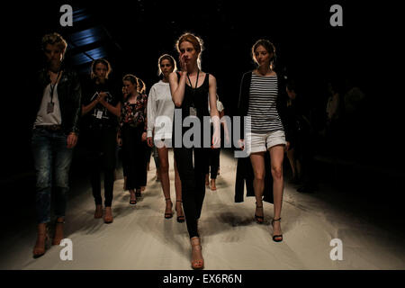 Berlino. 8 Luglio, 2015. Preparare i modelli per la mostra di Minx dal designer tedesco Lutz Eva durante la Mercedes-Benz Fashion Week Berlin Primavera/Estate 2015 a Berlino, in Germania il 8 luglio 2015. Credito: Zhang ventola/Xinhua/Alamy Live News Foto Stock