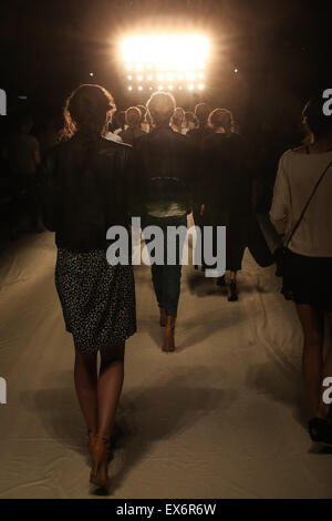 Berlino. 8 Luglio, 2015. Preparare i modelli per la mostra di Minx dal designer tedesco Lutz Eva durante la Mercedes-Benz Fashion Week Berlin Primavera/Estate 2015 a Berlino, in Germania il 8 luglio 2015. Credito: Zhang ventola/Xinhua/Alamy Live News Foto Stock