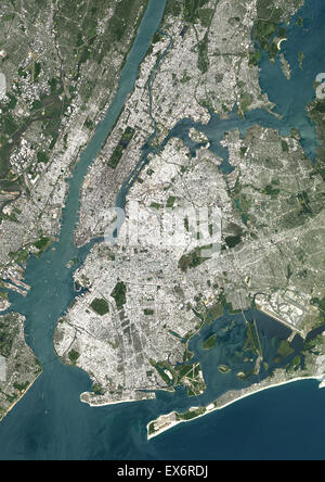 Colore immagine satellitare della città di New York, nello Stato di New York, Stati Uniti d'America. Immagine scattata in luglio 31, 2014 con il satellite Landsat 8 dati. Foto Stock