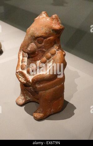 Maya Anthropozoomorphe figurina di provenienza sconosciuta. (600-900 d.c.) ceramica. anthropomorphized roditore adornata con una collana. Come una rappresentazione simbolica, il roditore è stata associata con sciamanica trasformazioni di uomini in animali. Foto Stock