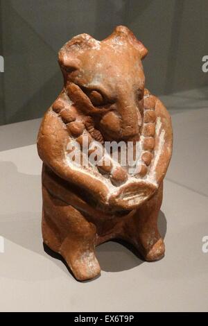 Maya Anthropozoomorphe figurina di provenienza sconosciuta. (600-900 d.c.) ceramica. anthropomorphized roditore adornata con una collana. Come una rappresentazione simbolica, il roditore è stata associata con sciamanica trasformazioni di uomini in animali. Foto Stock