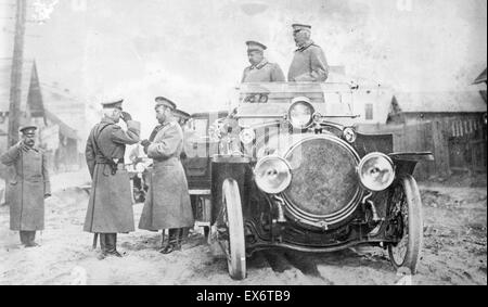 Fotografia dell'imperatore russo Nicholas II (1868-1918) in piedi accanto ad una vettura con il generale russo Granduca Nikolay Nikolayevich Romanov (1856-1929) che si trova in piedi in auto, durante la guerra mondiale I. datata 1915 Foto Stock