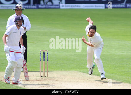 Cardiff, Galles. 08 Luglio, 2015. Mitchell Johnson di Australia bowling durante il giorno uno dei primi 1 Investec Ceneri Test match, a SSE Swalec massa su luglio 08, 2015 a Cardiff, nel Galles. Credito: Mitchell Gunn/ESPA/Alamy Live News Foto Stock