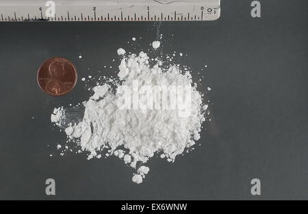 La cocaina (INN) (benzoylmethylecgonine, un derivato ecgonine) è un alcaloide tropane che viene ottenuto dalle foglie della pianta della coca. Si tratta di un genere voluttuario, un soppressore di appetito e una tensione aspecifiche gated bloccante dei canali del sodio, il quale a sua volta causa Foto Stock