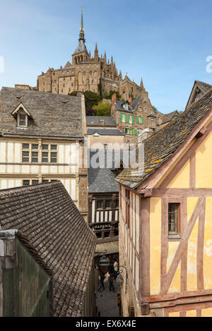 Chiesa di Mont St Michel in una giornata di sole, visto dal lato inferiore di strade con la struttura di legno Costruzioni in primo piano Foto Stock