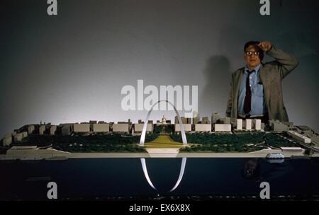 Architetto Eero Saarinen (1910-1961) accanto al suo architetto di modello per la Saint Louis Gateway Arch (originariamente Jefferson National Expansion Memorial), Saint Louis, Missouri 1947-65, dedicato 1968. Modello. Foto Stock