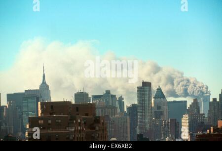 Il 11 settembre (o 9/11) islamici del gruppo terroristico di al-Qaeda attentati di New York, 11 settembre 2001. Due dei piani sono stati schiantato il sud e il nord delle torri del complesso del World Trade Center a New York City. Entro due ore sia a 110-story Foto Stock