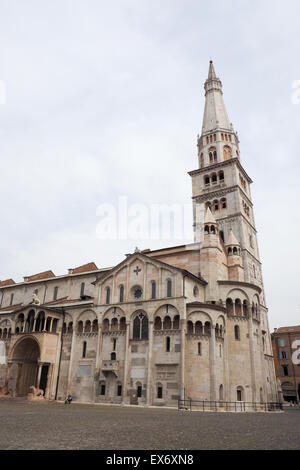 Piazza Grande, western facciata della Cattedrale di Modena, and Torre della Ghirlandina. Foto Stock