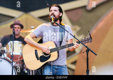 I Fratelli Avett esibirsi in concerto Foto Stock