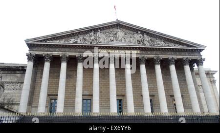 Il Palais Bourbon, sulla riva sinistra della Senna, è la sede dell'Assemblea nazionale francese, la parte inferiore della camera legislativa del governo francese Foto Stock