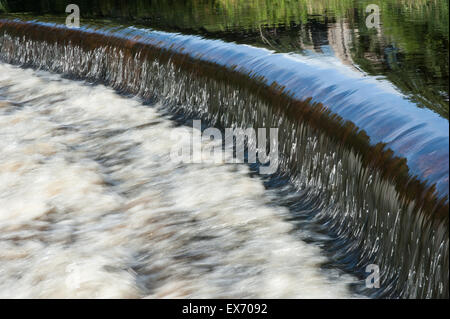 La diga sul fiume Wenning a Hornby Bridge Foto Stock