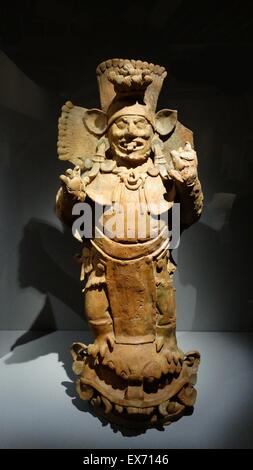 Maya bruciatore di incenso che rappresenta il dio del sole negli inferi. Da ceramica Tacotalpa, Tabasco, Messico 600-900 d.c. Foto Stock