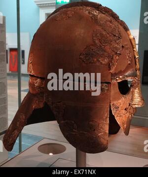 Sutton Hoo casco anglosassone, inizi del VII secolo d.c. Solo completare quattro sono noti caschi da Inghilterra anglosassone: a Sutton Hoo, Benty Grange di Wollaston e York. Foto Stock