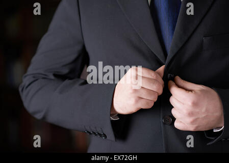 Frammento di un uomo in un business suit Foto Stock