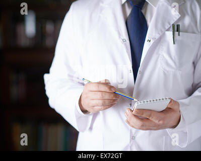 Frammento di un uomo in un medico del mantello Foto Stock