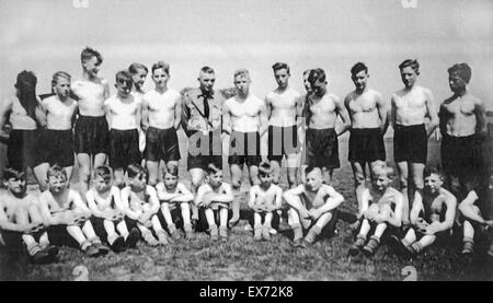 Gruppo di Hitler Gioventù nazista di ragazzi a un ritiro estivo in Germania, 1936 Foto Stock