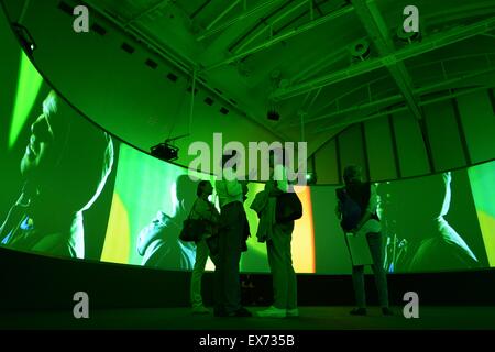 Francoforte, Germania. 8 Luglio, 2015. L'installazione video 'Song 1' (2012-2015), da noi artista Doug Aitken è in mostra presso il Museo Schirn di Francoforte, in Germania, 8 luglio 2015. In mostra una schiera di Aitken di opere multimediali, che include video e installazioni sonore come sculture e film, dal 9 luglio al 27 settembre 2015. Foto: Fredrik von Erichsen/dpa/Alamy Live News Foto Stock