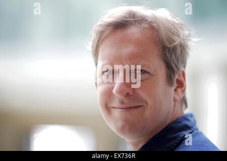 Francoforte, Germania. 8 Luglio, 2015. Noi artista Doug Aitken sorrisi come egli viene mostrato durante la sua mostra presso la Schirn Museum di Francoforte, Germania, 8 luglio 2015. In mostra una schiera di Aitken di opere multimediali, che include video e installazioni sonore come sculture e film, dal 9 luglio al 27 settembre 2015. Foto: Fredrik von Erichsen/dpa/Alamy Live News Foto Stock