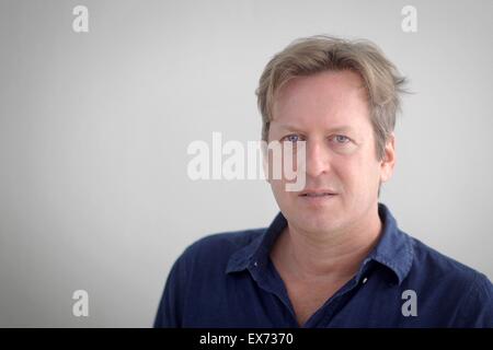 Francoforte, Germania. 8 Luglio, 2015. Noi artista Doug Aitken sorrisi come egli viene mostrato durante la sua mostra presso la Schirn Museum di Francoforte, Germania, 8 luglio 2015. In mostra una schiera di Aitken di opere multimediali, che include video e installazioni sonore come sculture e film, dal 9 luglio al 27 settembre 2015. Foto: Fredrik von Erichsen/dpa/Alamy Live News Foto Stock