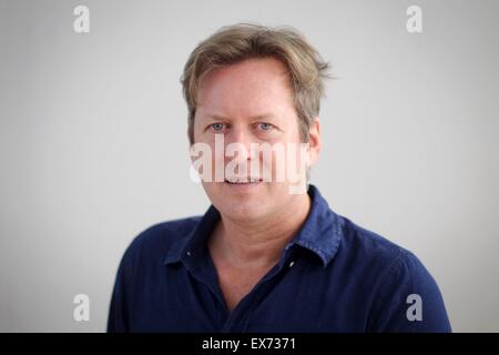 Francoforte, Germania. 8 Luglio, 2015. Noi artista Doug Aitken sorrisi come egli viene mostrato durante la sua mostra presso la Schirn Museum di Francoforte, Germania, 8 luglio 2015. In mostra una schiera di Aitken di opere multimediali, che include video e installazioni sonore come sculture e film, dal 9 luglio al 27 settembre 2015. Foto: Fredrik von Erichsen/dpa/Alamy Live News Foto Stock