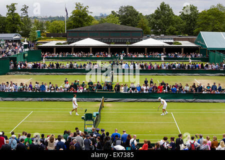 Il torneo di Wimbledon, Regno Unito. 08 Luglio, 2015. Il torneo di Wimbledon Tennis campionati. Una vista attraverso i tribunali esterna di Wimbledon Credito: Azione Sport Plus/Alamy Live News Foto Stock