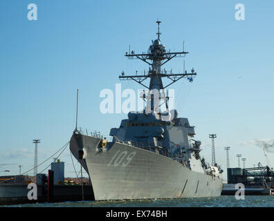 USS Jason Dunham, un Arleigh Burke-Cacciatorpediniere classe nella marina degli Stati Uniti, ormeggiata al porto ad ovest di Helsinki, Finlandia. Foto Stock