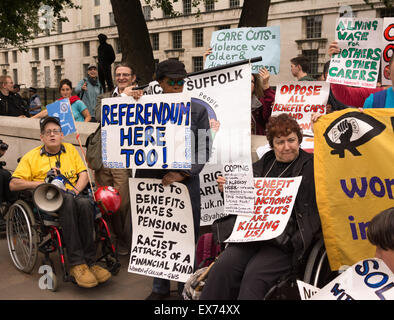 Londra, Regno Unito. 8 Luglio, 2015. Londra, 08 luglio 2015. I manifestanti contro il Cancelliere George Osbourne il bilancio si riuniscono in una dimostrazione che chiamano 'palle di bilancio". Anti-austerità e disabilità gli attivisti rilasciato multi-palle colorate in Whitehall al di fuori di Downing Street per protestare contro ciò che vedono come un bilancio che perseguita e demonizza beneficio pretendenti, poi hanno marciato passato europeo e bloccato al Westminster Bridge Credito: Patricia Phillips/Alamy Live News Foto Stock