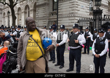 Londra, Regno Unito. 8 Luglio, 2015. Londra, 08 luglio 2015. I manifestanti contro il Cancelliere George Osbourne il bilancio si riuniscono in una dimostrazione che chiamano 'palle di bilancio". Anti-austerità e disabilità gli attivisti rilasciato multi-palle colorate in Whitehall al di fuori di Downing Street per protestare contro ciò che vedono come un bilancio che perseguita e demonizza beneficio pretendenti, poi hanno marciato passato europeo e bloccato al Westminster Bridge Credito: Patricia Phillips/Alamy Live News Foto Stock