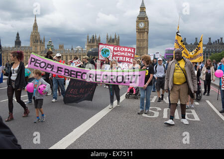 Londra, Regno Unito. 8 Luglio, 2015. I manifestanti contro il Cancelliere George Osbourne il bilancio si riuniscono in una dimostrazione che chiamano 'palle di bilancio". Anti-austerità e disabilità gli attivisti rilasciato multi-palle colorate in Whitehall al di fuori di Downing Street per protestare contro ciò che vedono come un bilancio che perseguita e demonizza beneficio pretendenti, poi hanno marciato passato europeo e bloccato al Westminster Bridge Credito: Patricia Phillips/Alamy Live News Foto Stock