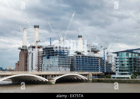 Visualizzare di nuovo il riverside residenziale e di uffici di sviluppo vicino a Battersea Power Station London REGNO UNITO Foto Stock