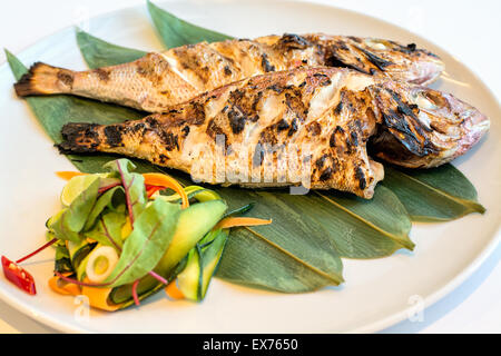 Grigliate di pesce con verdure fresche Foto Stock