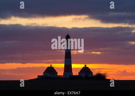 Faro Westerheversand al tramonto a Westerhever, il Wadden Sea National Park, Nord Frisia, Schleswig-Holstein, Germania Foto Stock
