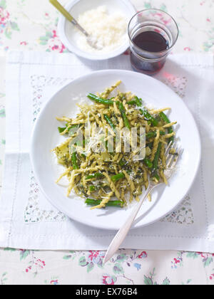 Le trofie al pesto e asparagi Foto Stock