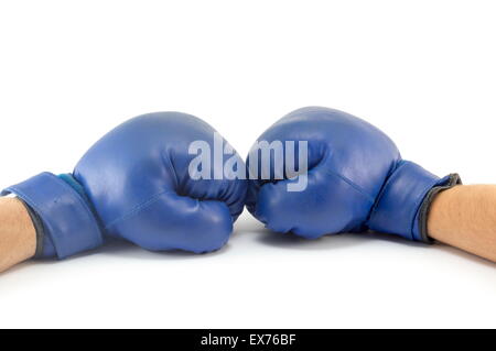 Due pugni in blu guantoni da pugilato pronto per la lotta Foto Stock