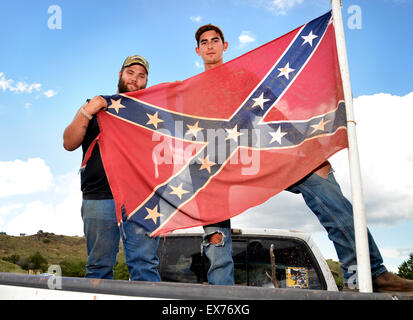 Sonoita, Arizona, USA, 7 luglio, 2015: Caleb cancelli, 20, (sinistra) e Ray Helton, 22, visualizzare la bandiera Confederate attaccata al camion che Gates è stata la guida in Sonoita, Arizona, Stati Uniti. Circa la bandiera Gates dice, "è parte del patrimonio del sud. Penso che significa la ribellione, non il razzismo. Alcuni dei miei migliori amici sono nero e messicano'. Helton dice, "io non la vedo come razzista". Polemica sulla battaglia Confederate flag ha inoltrato attraverso il sud degli Stati Uniti dopo le uccisioni a Emanuel metodista africana Chiesa Episcopale in Carolina del Sud. Credit: Norma Jean Gargasz/Alamy Live News Foto Stock