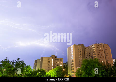 Un fulmine in prossimità degli edifici Foto Stock