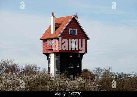 In disuso torre acqua e ora in uso residenziale conosciuta come 'la casa tra le nuvole" Thorpeness, Suffolk, Regno Unito. Foto Stock