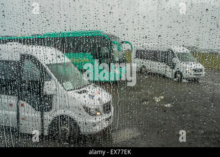 Giorno di pioggia, l'acqua scende su windows, Islanda Foto Stock