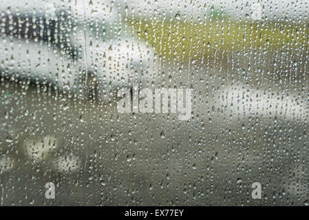 Giorno di pioggia, l'acqua scende su windows, Islanda Foto Stock