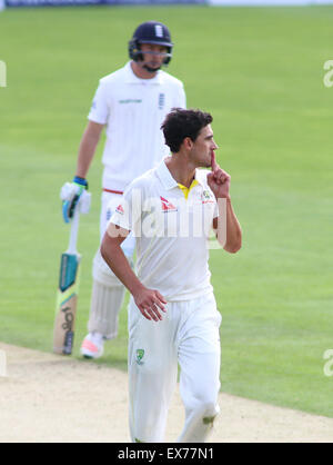 Cardiff, Galles. 08 Luglio, 2015. Starc Mitchell di Australia mette il dito per le sue labbra come Egli congeda Ben Stokes di Inghilterra durante il giorno uno dei primi 1 Investec Ceneri Test match, a SSE Swalec massa su luglio 08, 2015 a Cardiff, nel Galles. Credito: Mitchell Gunn/ESPA/Alamy Live News Foto Stock