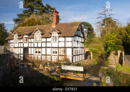 Millstream cottage, un antico borgo medioevale Tudor la struttura di legno casa in Eardisland, Herefordshire, UK. Eardisland è stato votato il villaggio più belli in Inghilterra. Foto Stock