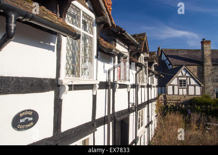 Ponte e cottage Millstream cottage, un antico borgo medioevale Tudor la struttura di legno casa in Eardisland, Herefordshire, UK. Eardisland è stato votato il villaggio più belli in Inghilterra. Foto Stock