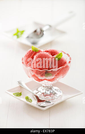 Frutta fresca sorbetto gelato in un bicchiere Foto Stock