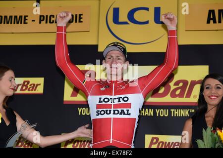 Amiens, Francia. 08 Luglio, 2015. GREIPEL Andre del Lotto Soudal raffigurato nella maglia verde sulla cerimonia del podio dopo la fase 5 del 102º edizione del Tour de France 2015 con inizio in Arras e finire in Amiens, Francia (189 km) Credito: Azione Sport Plus/Alamy Live News Foto Stock