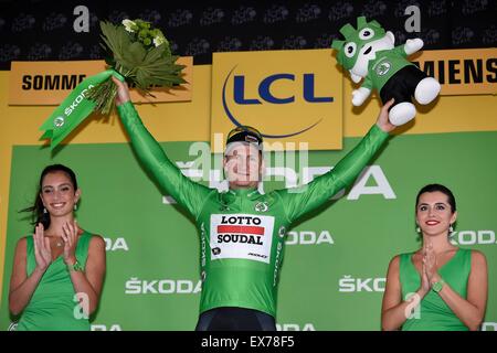 Amiens, Francia. 08 Luglio, 2015. GREIPEL Andre del Lotto Soudal raffigurato nella maglia verde sul podio dopo la fase 5 del 102º edizione del Tour de France 2015 con inizio in Arras e finire in Amiens, Francia (189 km) Credito: Azione Sport Plus/Alamy Live News Foto Stock