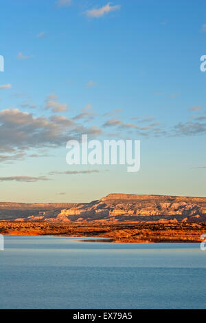 Ghost Ranch bluffs e Abiquiu Lago, Nuovo Messico USA Foto Stock